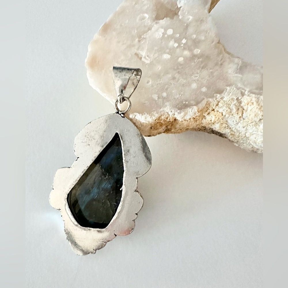 High grade Labradorite pendant - Picture 4 of 6